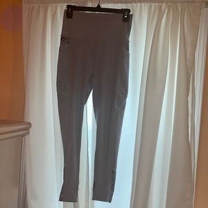 Beautiful gray leggings with floral pockets and ankle trim. Kay Unger size M.